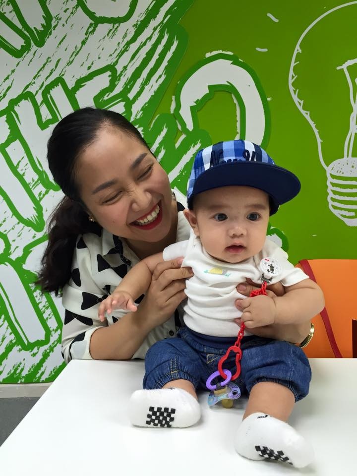 Đến nay Cacao 6 tháng tuổi được mẹ cho tiếp xúc với môi trường bên ngoài nhiều khiến cậu bé rất nhanh nhẹn và dạn dĩ. 