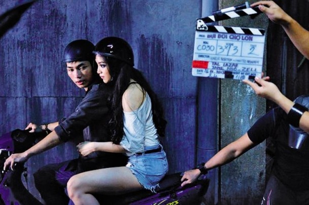 Huỳnh Bích Phương: Hơn một năm nay, Huỳnh Bích Phương hầu như vắng bóng tại các hoạt động của làng showbiz. Có lẽ tên tuổi cô sẽ được nhắc đến nhiều hơn nếu phim Bụi đời Chợ Lớn không bị cấm chiếu rộng rãi do có quá nhiều cảnh bạo lực. Trong phim này, Huỳnh Bích Phương đóng vai nữ chính, cũng là vai diễn đầu tay nên cô đầu tư rất nhiều tâm huyết. Trong khi đạo diễn Charlie Nguyễn và nam diễn viên chính Johnny Trí Nguyễn liên tục đưa ý kiến phản ứng bức xúc trên Facebook thì Huỳnh Bích Phương im lặng hoàn toàn.Được biết, Huỳnh Bích Phương rất buồn vì “thất bại” ngay từ lần đầu chạm ngõ điện ảnh, dù vai diễn chưa được khán giả thẩm định. Hơn một năm qua, cô dành nhiều thời gian đi du lịch.