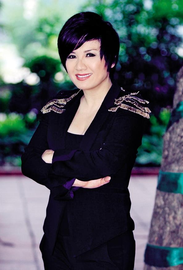 Trizzie Phương Trinh: Bằng Kiều và Dương Mỹ Linh càng hạnh phúc thì hình ảnh của Trizzie Phương Trinh càng đáng thương trong mắt công chúng. Nhiều người đã bất bình thay cho bà mẹ ba con bằng cách bình luận ác ý về chuyện tình mới của Bằng Kiều hoặc gửi tin nhắn Facebook động viên cô. 