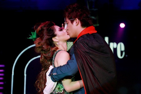 Vũ Thu Phương và nụ hôn gây bão với Tuấn Hưng.