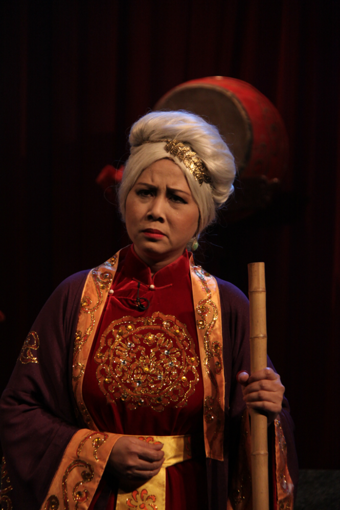 Với vai diễn Quốc mẫu Hoa Dung trong vở kịch Công lý không gục ngã, NSƯT Minh Hằng đã giành Huy chương vàng trong Cuộc thi kịch nói chuyên nghiệp toàn quốc năm 2015 - Ảnh: Thế Toàn.