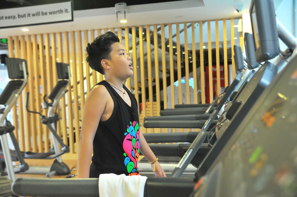 Hoc tro nhi cua Duong Khac Linh cham chi tap gym hinh anh