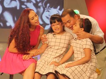 Gia dinh Thuy Hanh 'dai nao' nha hang Bua trua vui ve hinh anh