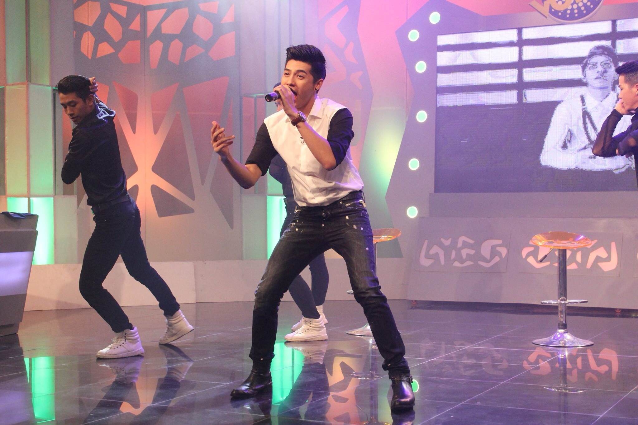 Noo Phuoc Thinh hat live kem vi sot cao hinh anh