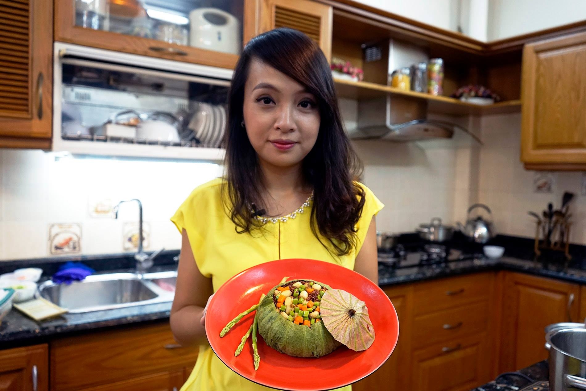 Vua dau bep huong dan lam com gao lut boc la sen hinh anh