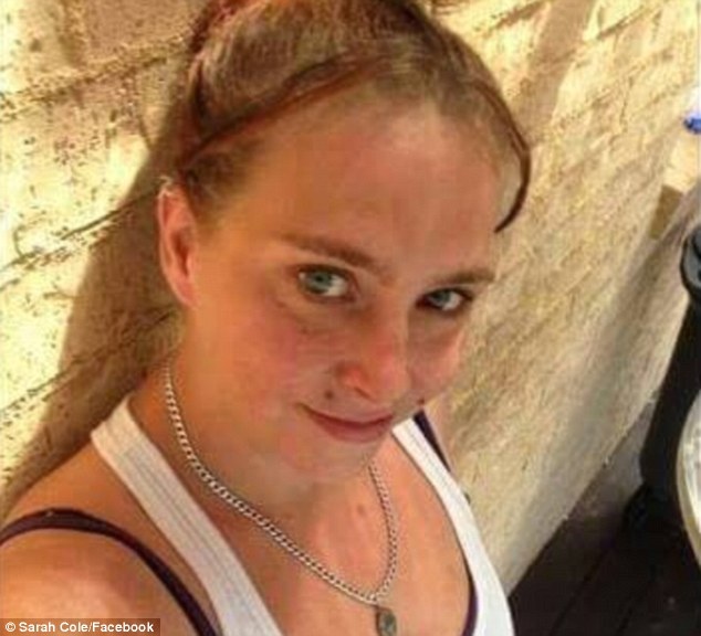 Cole đã đến gặp chuyên gia để xin lời khuyên về việc điều trị tình trạng da của mình và cô nhận được lời khuyên nên sử dụng thuốc tẩy trắng.