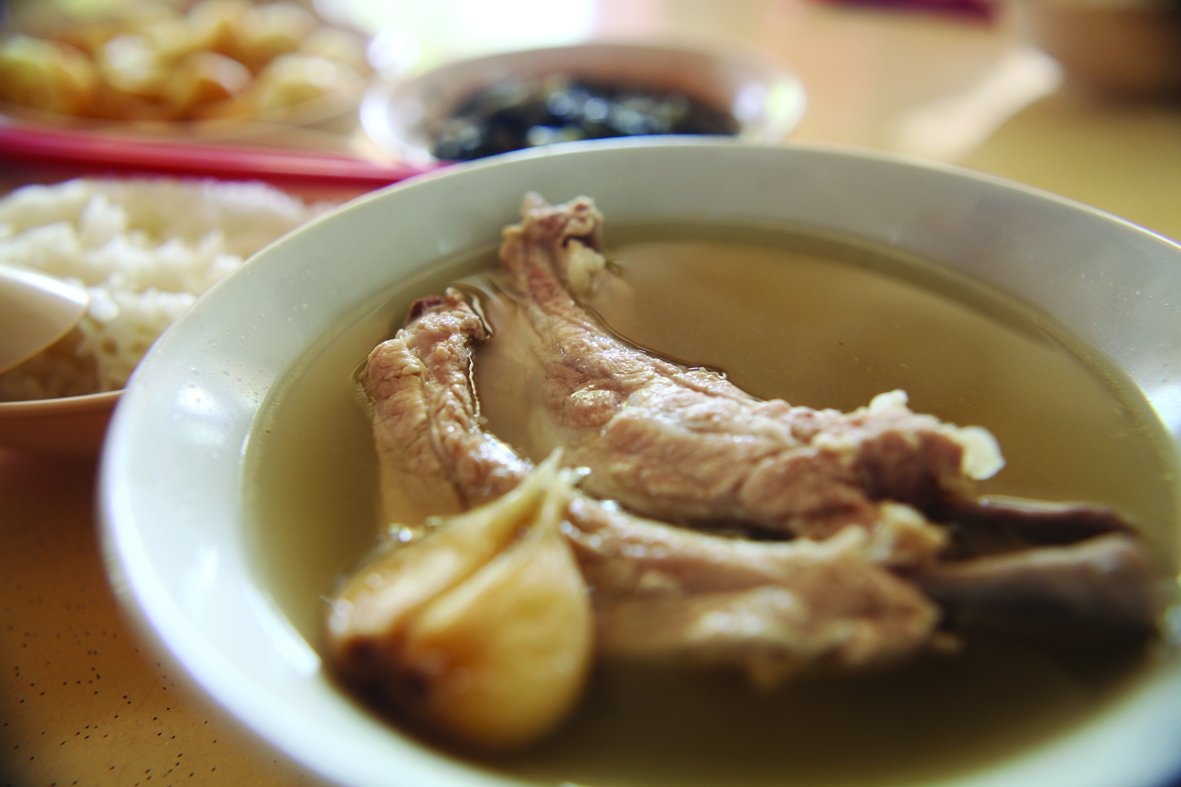 Sai lam khi cho tre duoi 3 tuoi an nuoc ham xuong hinh anh