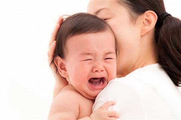Cham con cung Minh Ha: Khi nao can dua tre sot di vien? hinh anh