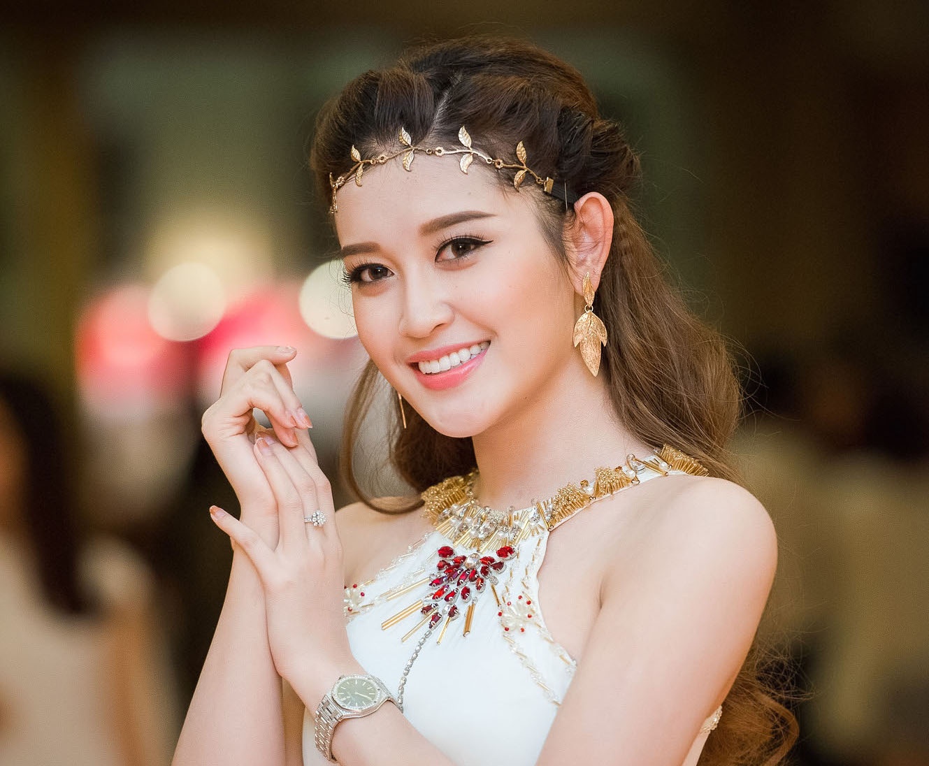 5 bi quyet giup da, toc khoe dep cua a hau Huyen My hinh anh
