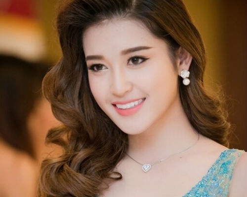 A hau Huyen My: 'Rung minh khi nho canh mai rang' hinh anh