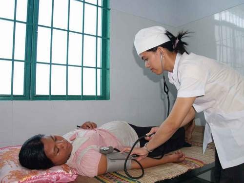 Kiểm tra sức khỏe định kỳ cho thai phụ xã Phước Hà (Ninh Phước - Ninh Thuận). Ảnh: Sơn Ngọc.