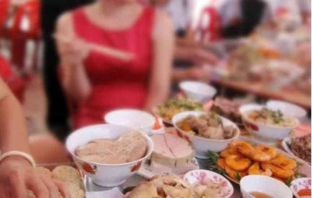 Thói quen ăn quá nhiều khiến bạn mắc chứng hay quên.