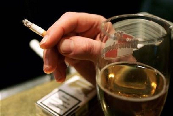 Hút thuốc lá, uống rượu bia quá nhiều là thói quen khiến bạn có thể chết sớm.