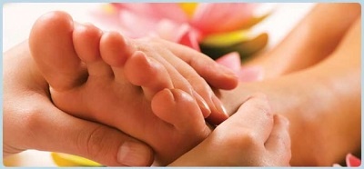 Massage bàn chân sau khi đi giày giúp tăng lượng máu lưu thông.