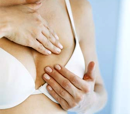 Cần kiểm tra vú thường xuyên để phát hiện sớm u sợi tuyến vú. Ảnh: TL.