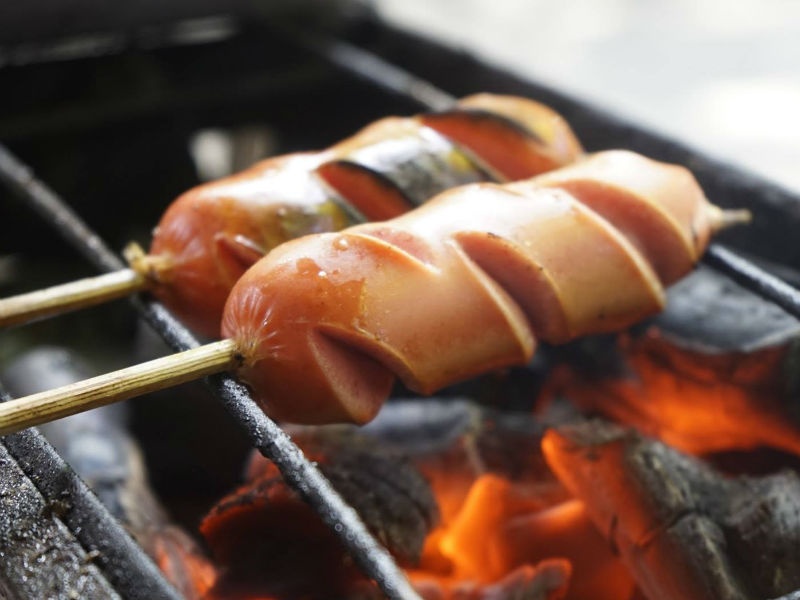 An xuc xich, thit nuong the nao de giam nguy co gay ung thu? hinh anh