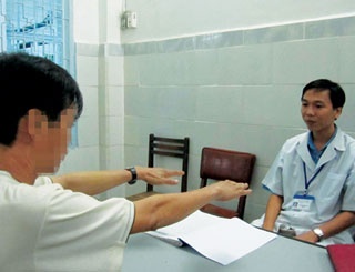 Bác sĩ đang cho bài tập kiểm tra đối với một người cai rượu. Ảnh: H.Minh.