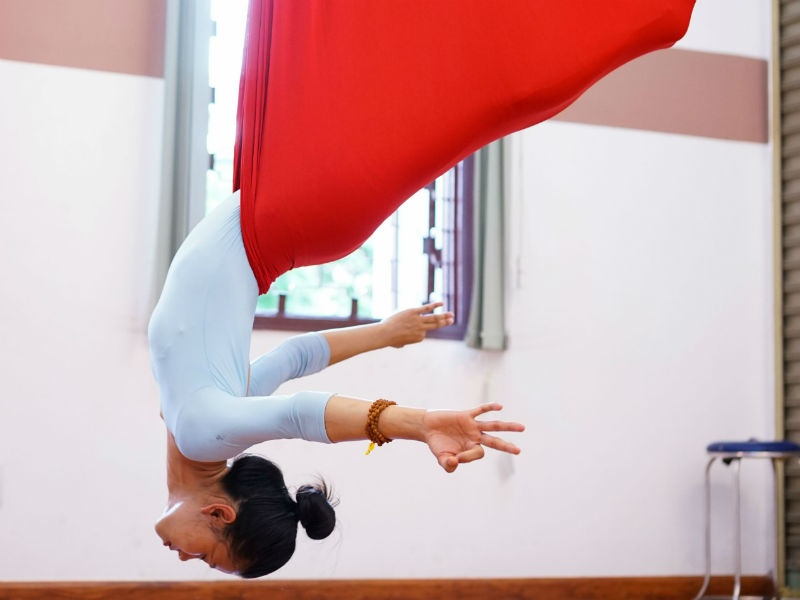 Treo minh tren vong lua dac biet de tap yoga bay hinh anh