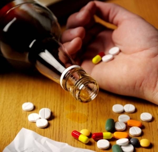 Khi uống thuốc, không nên uống rượu đề phòng tác dụng phụ nguy hiểm.