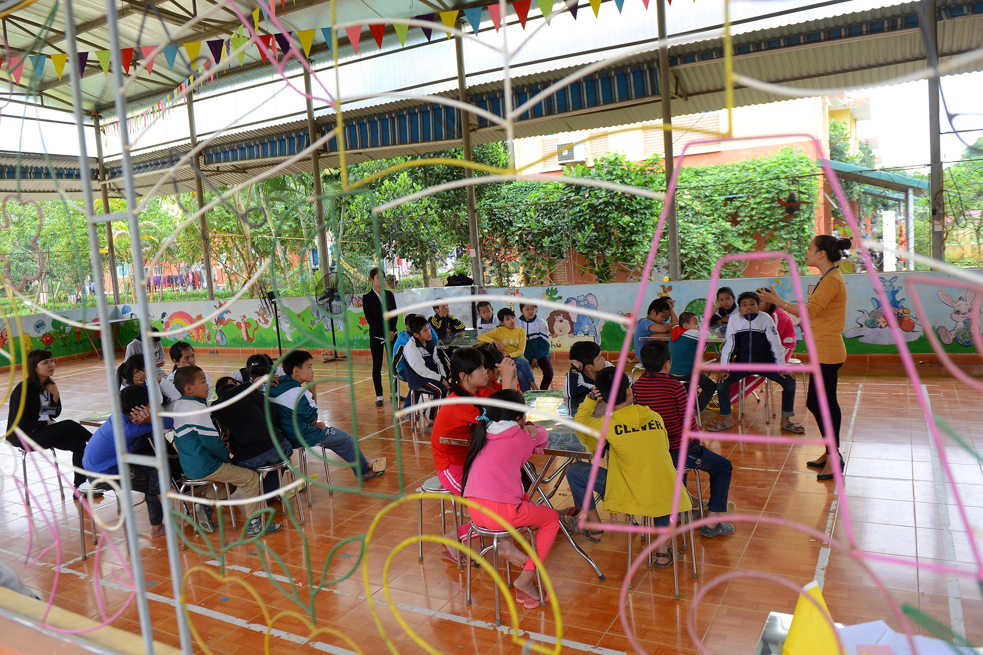 Trung tâm Chữa bệnh Giáo dục Lao động số II tại xã Yên Bài, huyện Ba Vì, Hà Nội là căn nhà chung của 82 trẻ nhiễm H. Tới thăm vào một sáng cuối tuần, chúng tôi bắt gặp cảnh các cán bộ tại trung tâm đang thực hiện buổi tập huấn cho các bé ở độ tuổi 10-12 với chủ đề Tiết kiệm là gì? Làm thế nào để tiết kiệm? Cũng như bao đứa trẻ khác, các bé chăm chú nghe giảng và hăng hái tham gia đóng góp ý kiến, làm bài tập được giao.