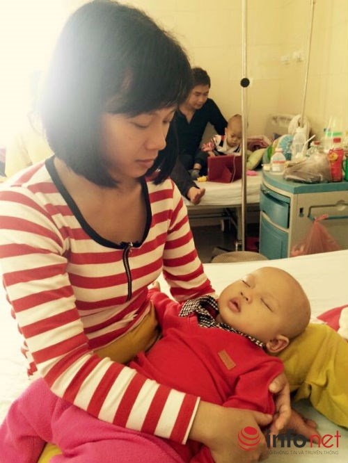 Chị Điệp và bé Q. đang điều trị ung thư ở khoa Nhi BV K cơ sở 3.
