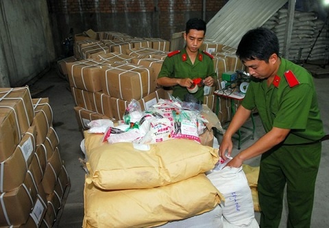 Phát hiện 5 tấn đường hóa học và chất tạo ngọt sản xuất trái phép tại kho của Công ty Việt Nhật. Ảnh: Thanh niên.