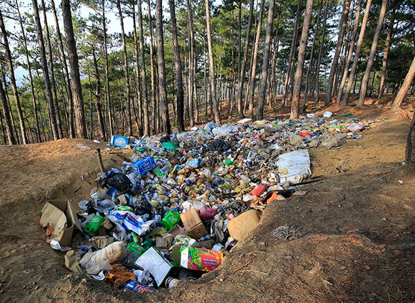 Bai rac o dau nguon nuoc sinh hoat cua cu dan Da Lat hinh anh