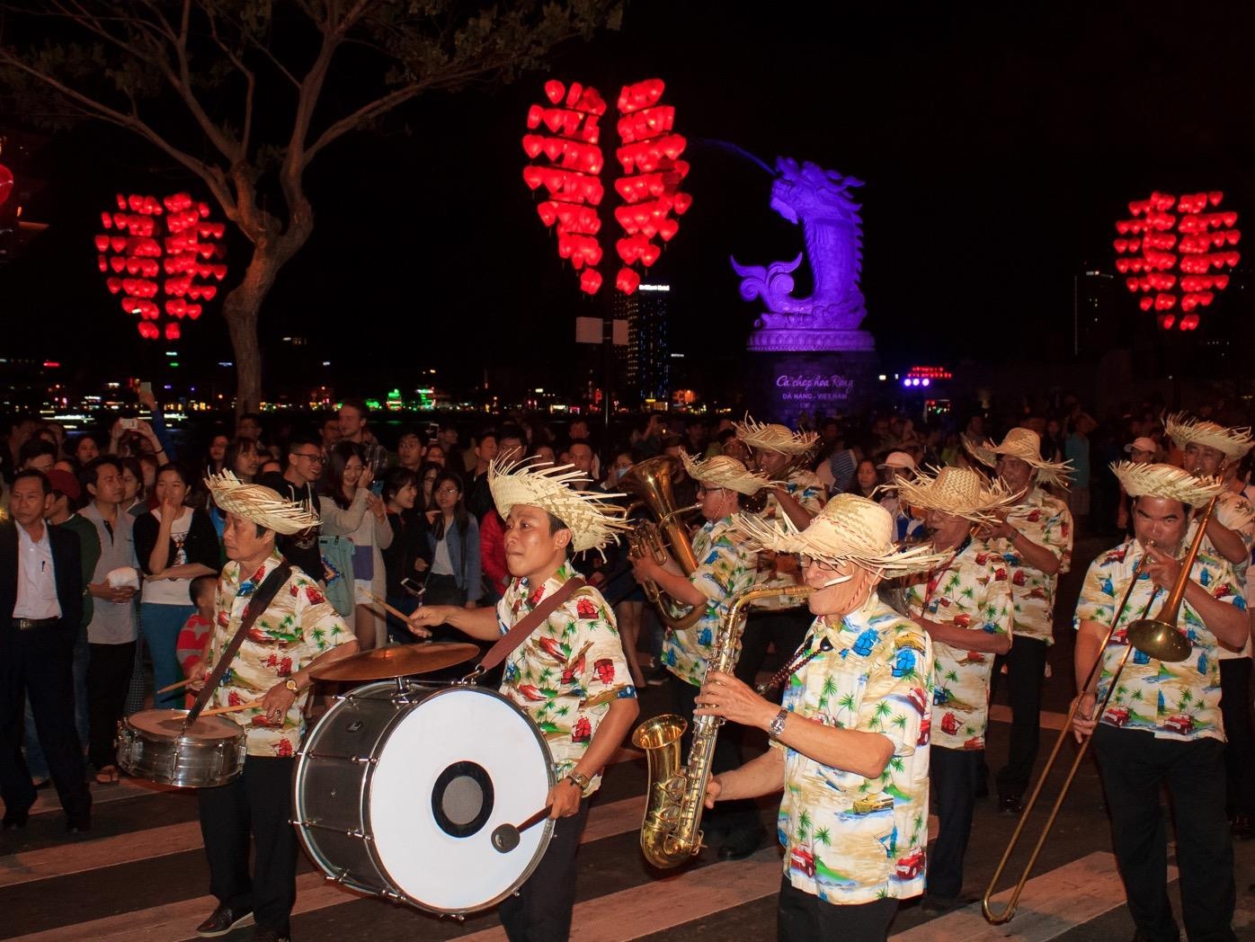 Vu hoi ken hoi duong pho Da Nang hinh anh