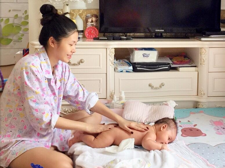 Cach cham con khi nang nong cua ba xa Dang Khoi hinh anh