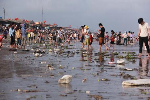 Nhieu diem du lich tu Bac vao Nam qua tai vi rac hinh anh