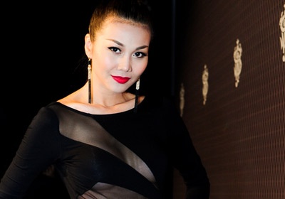 Thanh Hang mac tao bao di tiec hinh anh