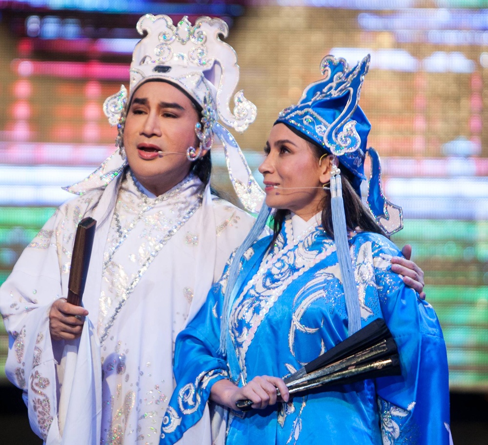 Kim Tu Long duoc tang tien ngay tren san khau hinh anh