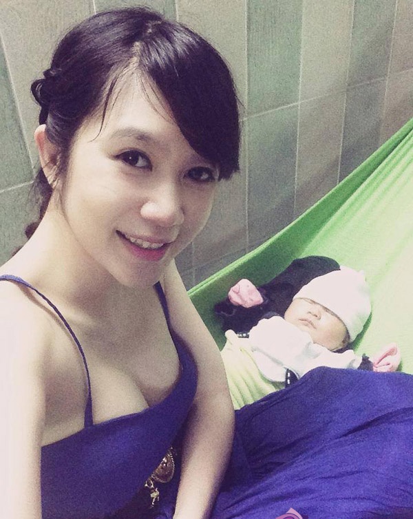 Vo Ly Hai khoe voc dang nguong mo ben hai con xinh xan hinh anh