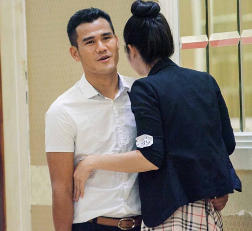 Tien dao Phan Thanh Binh mua thuc an cho vo luc nua dem hinh anh