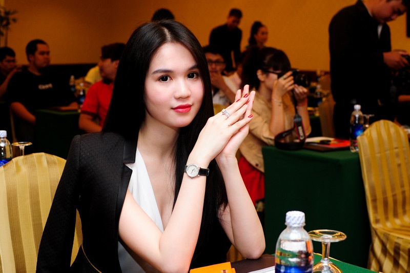 Ngoc Trinh mac kin bung khi lam giam doc hinh anh