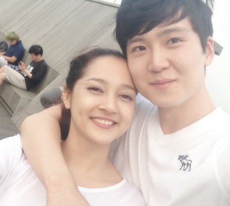 Bao Anh tinh tu voi 'ban trai' o Han Quoc hinh anh
