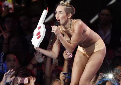 Man dien dung tuc cua Miley Cyrus tiep tuc gay tranh cai hinh anh