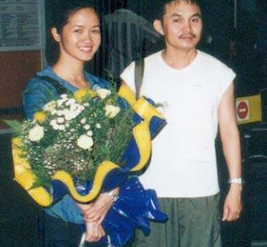 Lo anh thoi tre cua Hong Nhung ben Xuan Hinh hinh anh