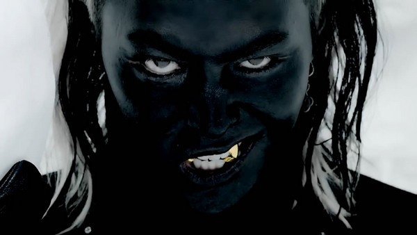 G-Dragon 'den thui' trong MV danh dau su tro lai hinh anh