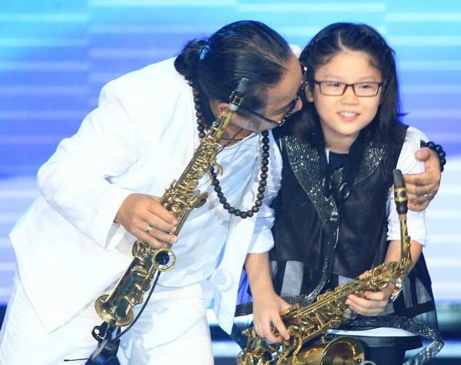 Con gai Tran Manh Tuan dang yeu trong liveshow cua bo hinh anh