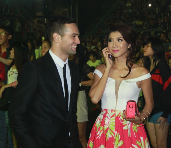 Ngoc Quyen mac sexy tinh tu cung ban trai Tay hinh anh