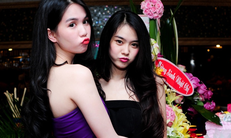 Ngoc Trinh vai tran, da trang loa di sinh nhat hinh anh