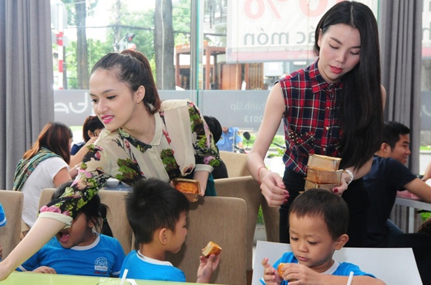 Huong Giang Idol - Ngoc Hang kin bung du tiec cung tre em hinh anh