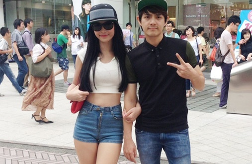 Dong Nhi dien ao khoe eo thon khi di choi cung Ong Cao Thang hinh anh