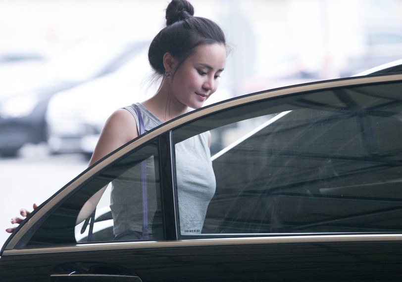 Bat gap Vy Oanh o san bay sau tai hoa bi cuop vat guong hinh anh