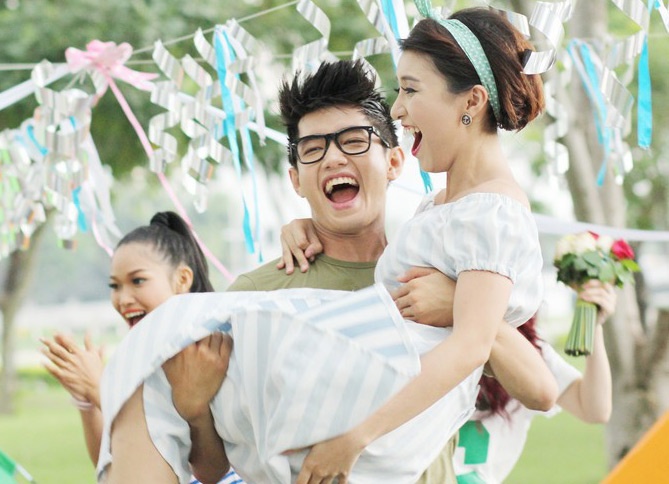 'Ban trai' be Tieu Chau Nhu Quynh trong MV moi hinh anh