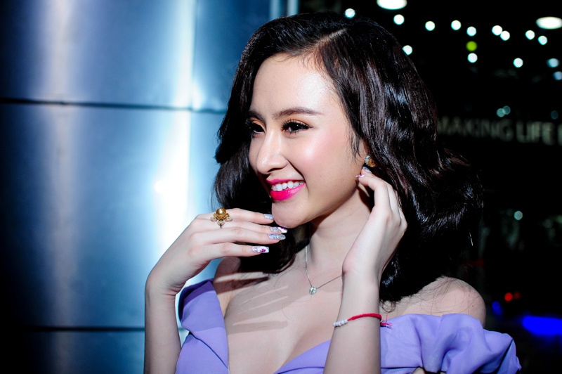 Angela Phuong Trinh deo trang suc 300 trieu di du tiec hinh anh