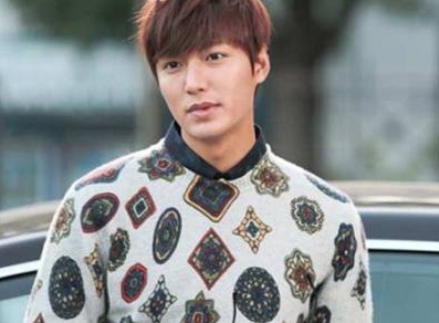 Lee Min Ho lai 'xe' xin don nguoi yeu o cong truong hinh anh
