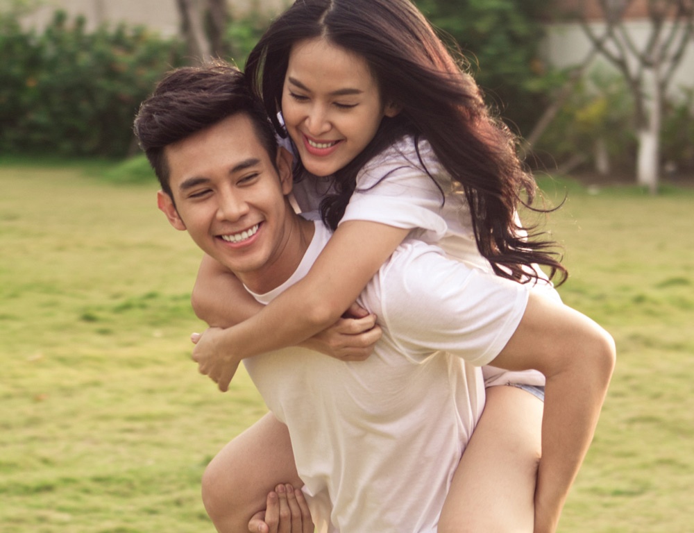 Ho Vinh Khoa cong 'nguoi yeu' Tu Vi tren dong co hinh anh