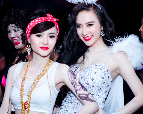 Angela Phuong Trinh ru em gai mac sexy di choi Halloween hinh anh